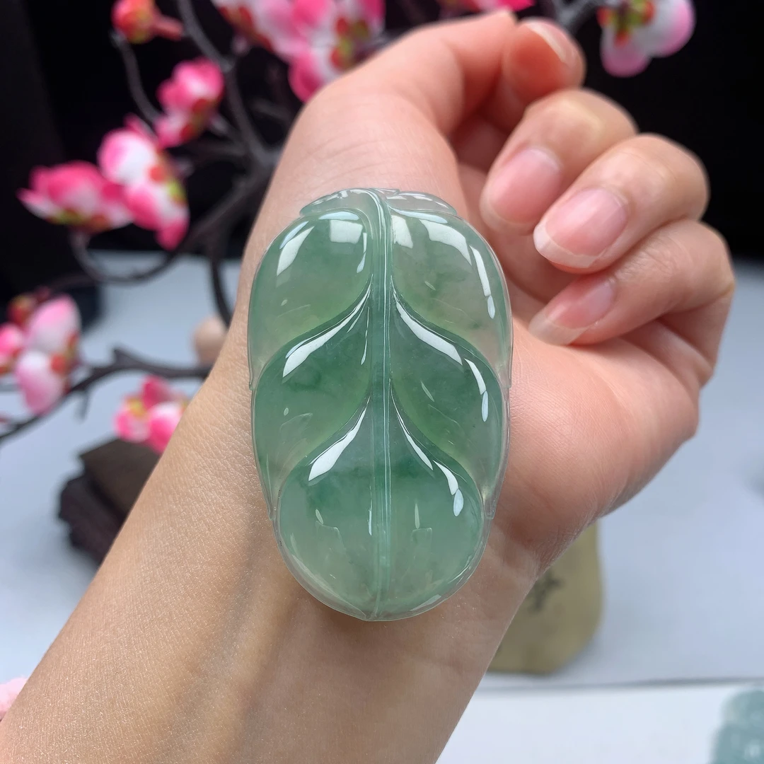 缅甸天然翡翠A货大件厚装满绿飘花金枝玉叶挂件尺寸：54.7*34*6.2