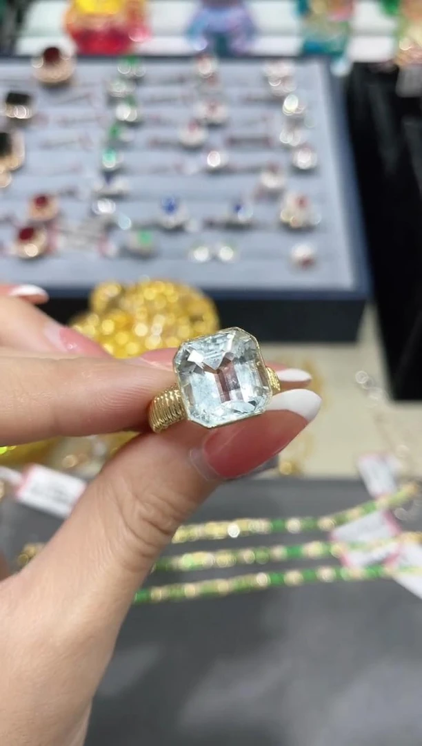 18K金镶嵌天然海蓝宝石戒指