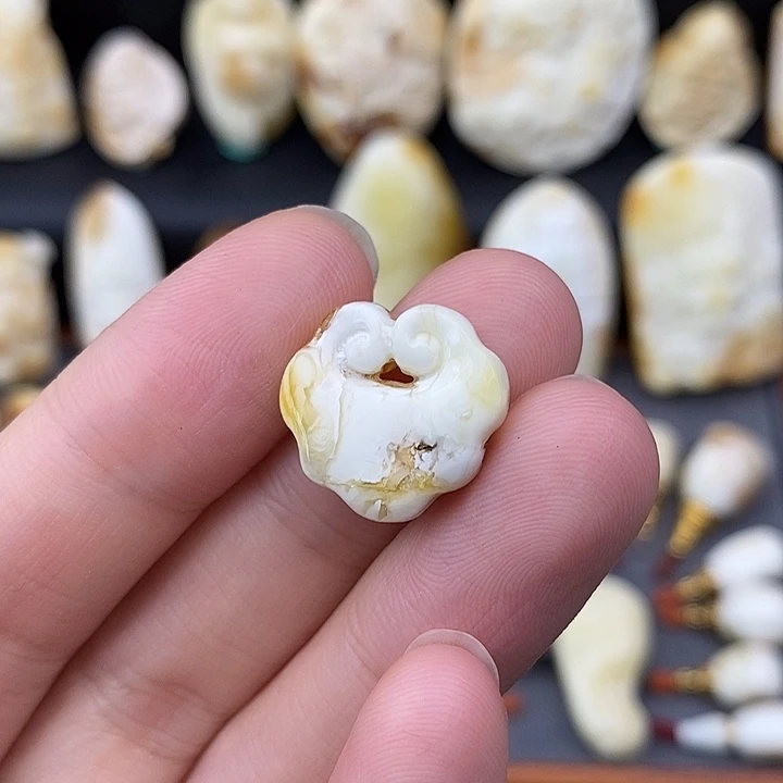 未镶嵌琥珀裸石如意微瑕