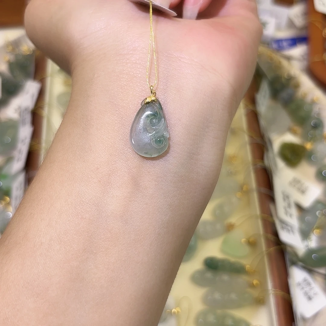 啊***斤翡翠18K金镶嵌颈饰如意