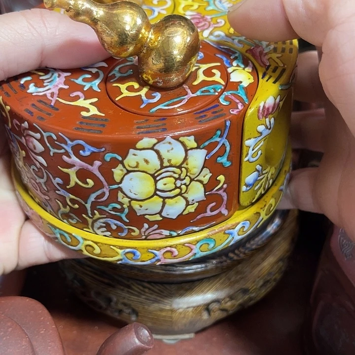 紫砂茶壶原矿泥料手工制作的一把紫砂壶。