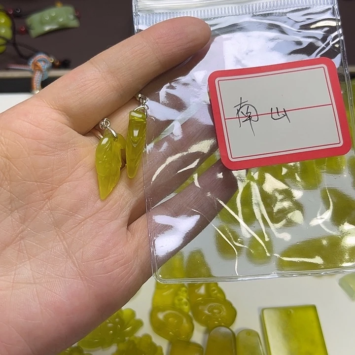 南***山未镶嵌蛇纹石玉颈饰