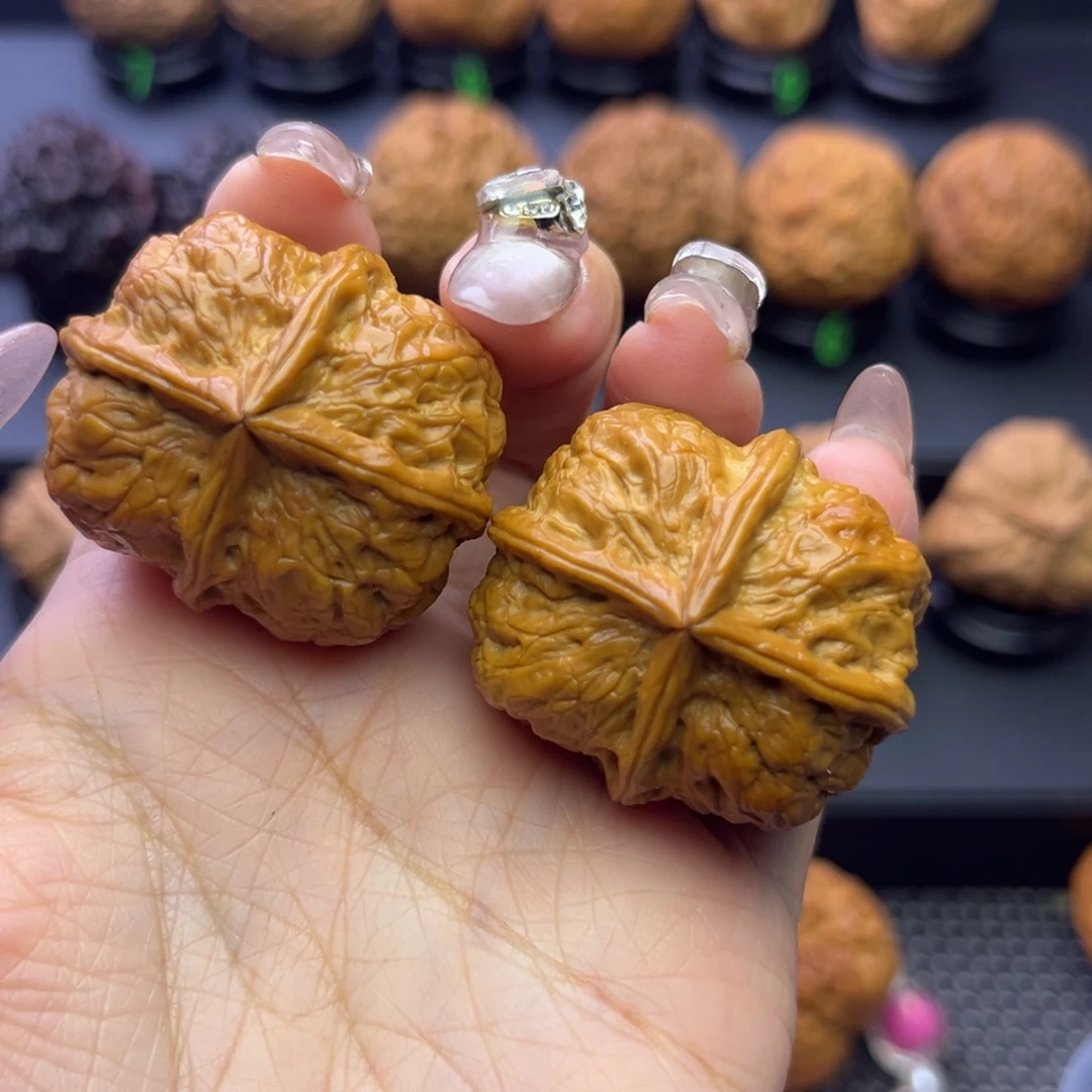 文玩核桃吊坠火麒麟