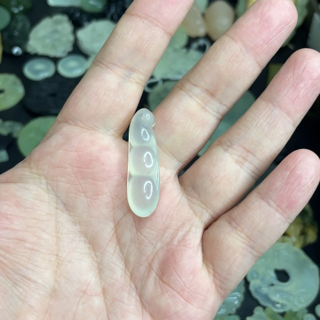 岫玉未镶嵌颈饰豆子