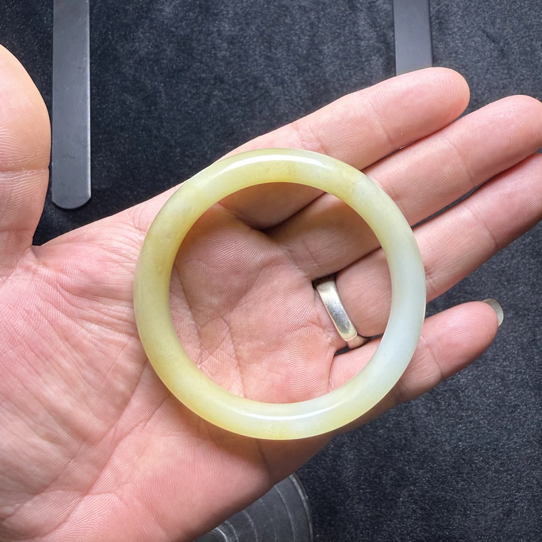 59圈口，和田玉且末糖料子圆边手镯