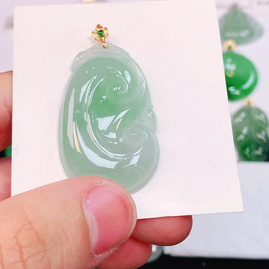 翡翠18K金镶嵌颈饰