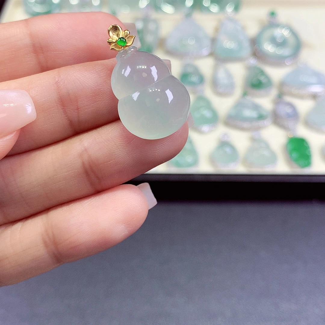 翡翠18K金镶嵌颈饰翡翠