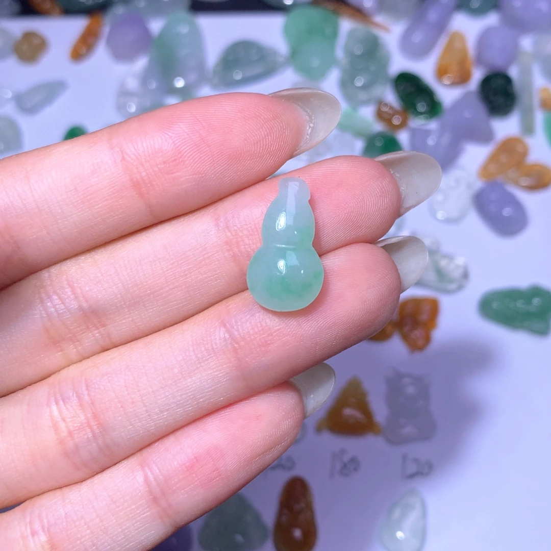 翡翠未镶嵌颈饰葫芦