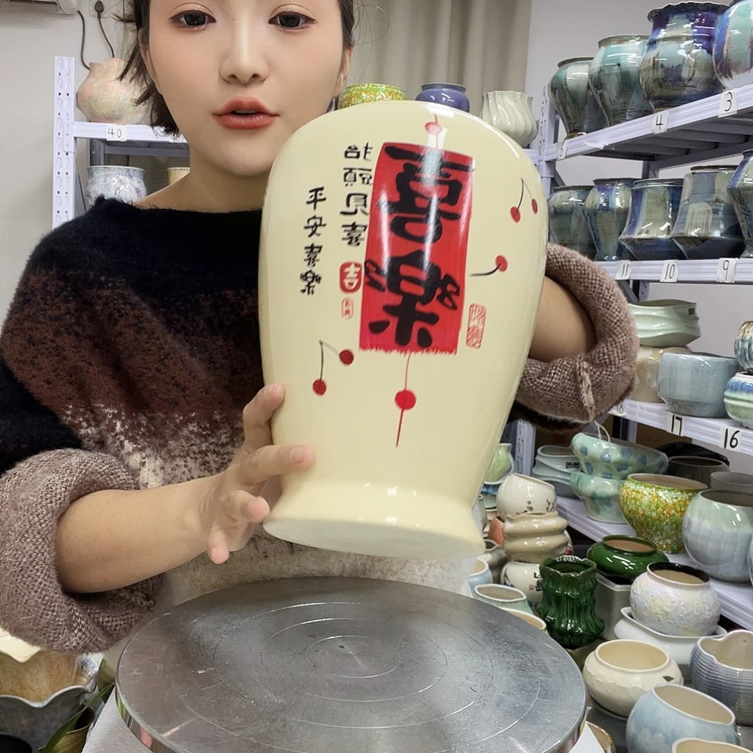 无孔。     花盆里的小猫咪