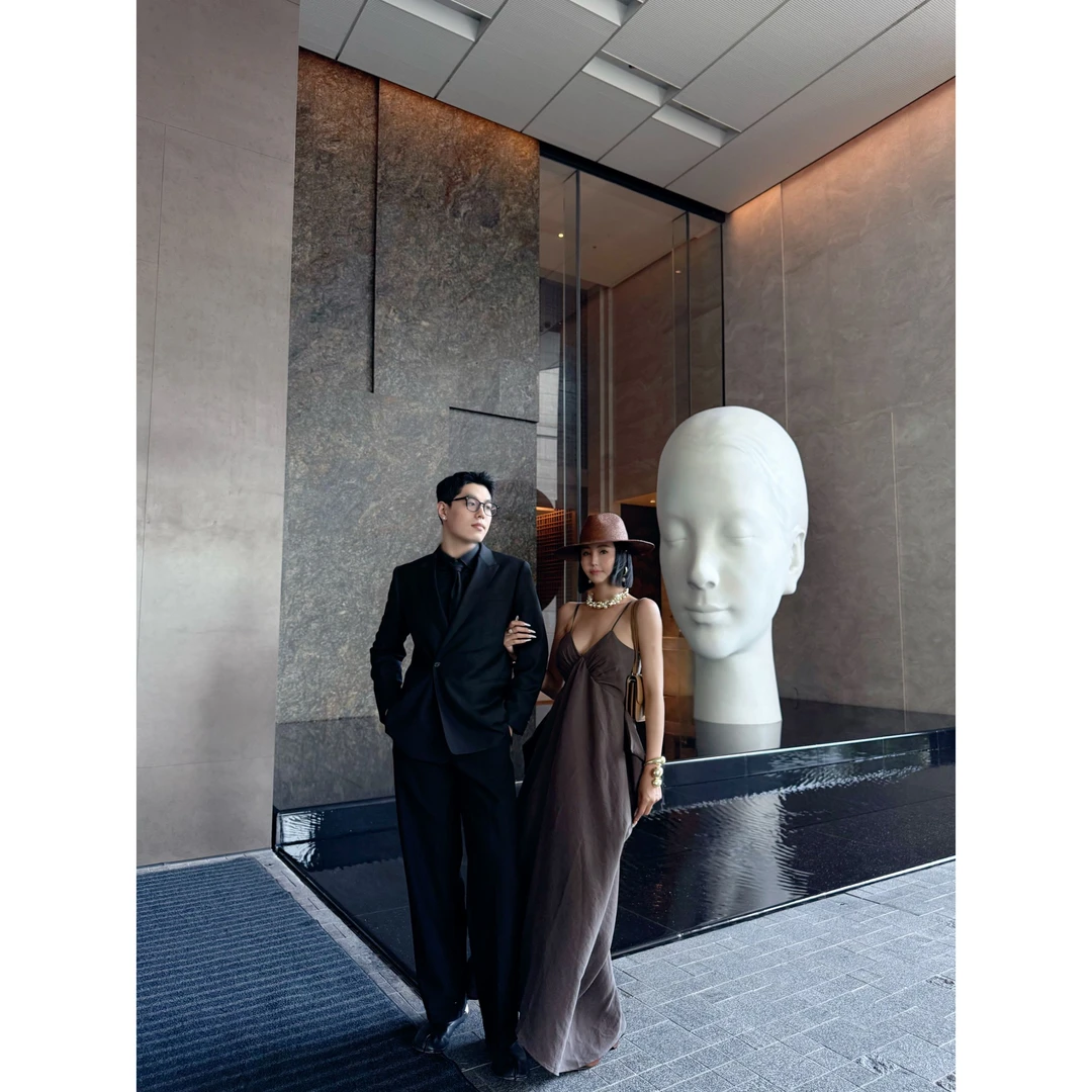 DOUWU【度假女神1】咖白两色净版细吊带腰褶褶连衣裙LYQ13780