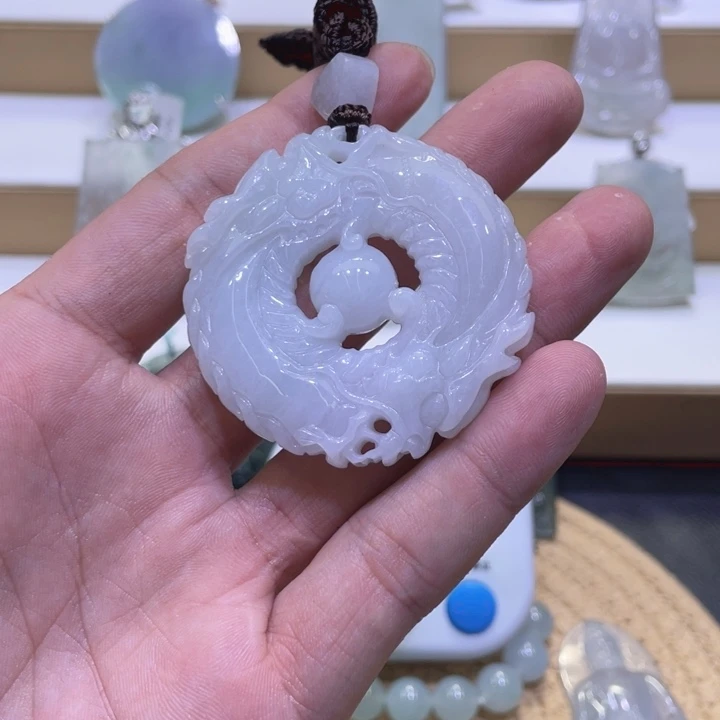 执***间翡翠未镶嵌颈饰双龙