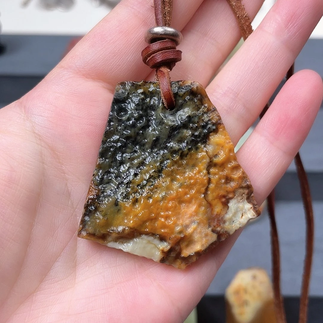 蛇纹石玉未镶嵌颈饰
