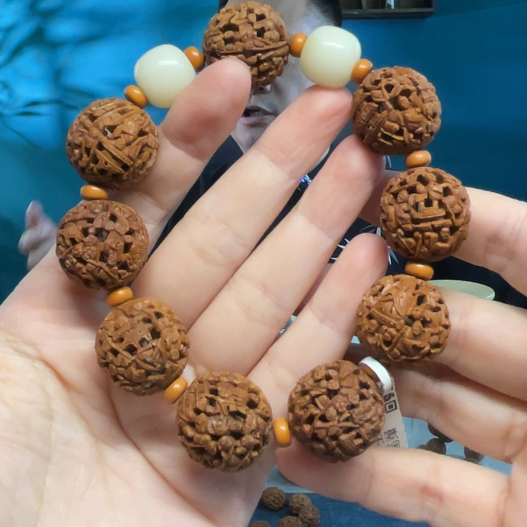 山桃核罗汉拜观音核雕作品