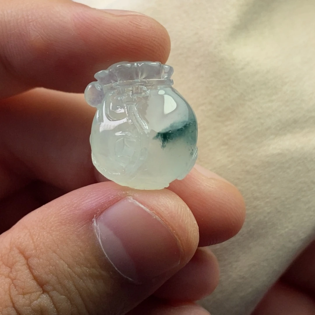翡翠未镶嵌颈饰钱袋
