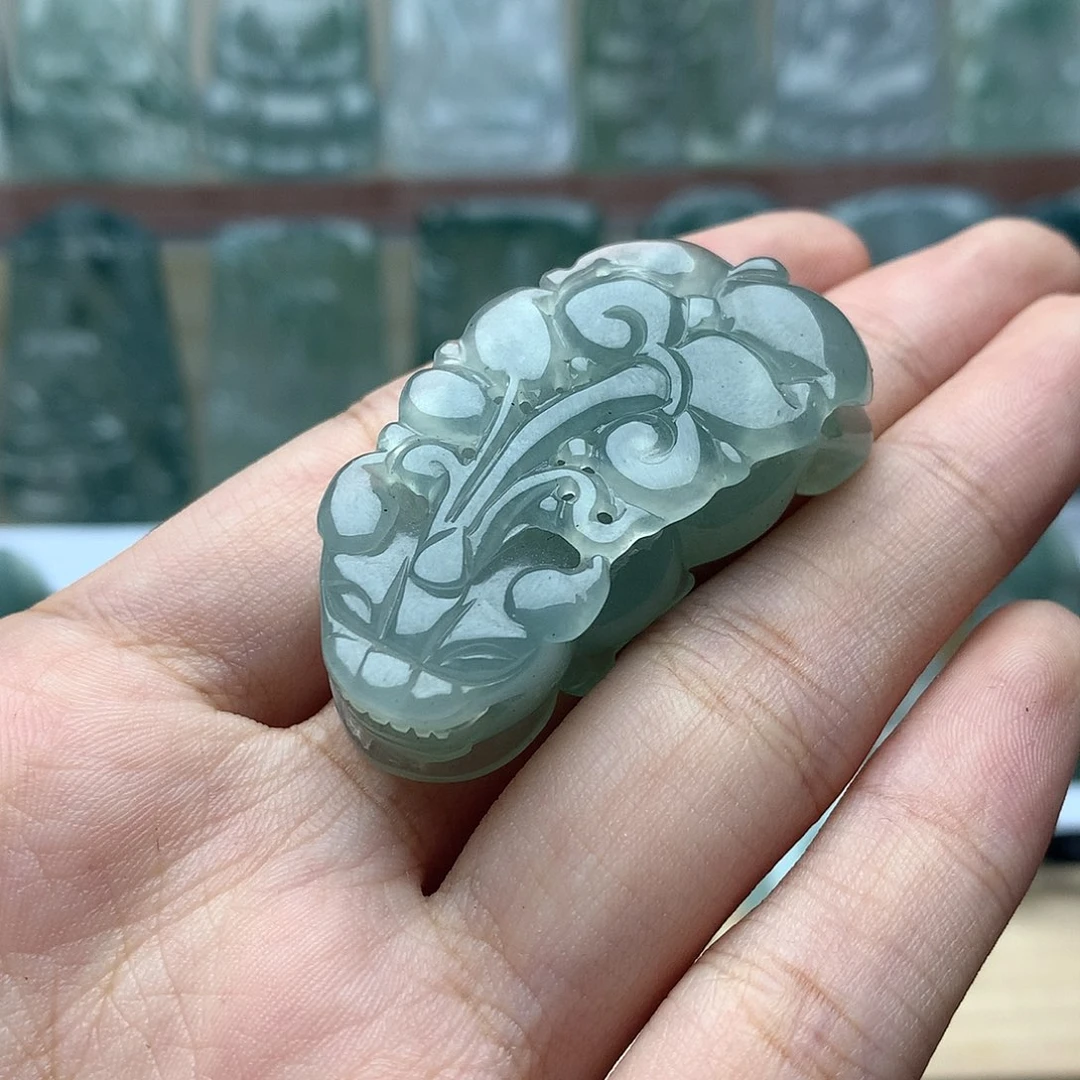张***龙翡翠未镶嵌颈饰貔貅