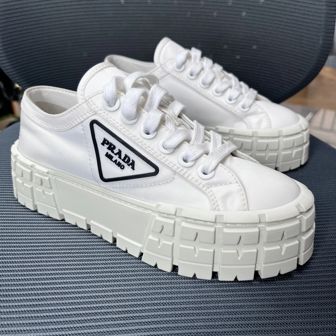 99新 Prada/普拉达 38码！华达呢低帮厚底板鞋 白色