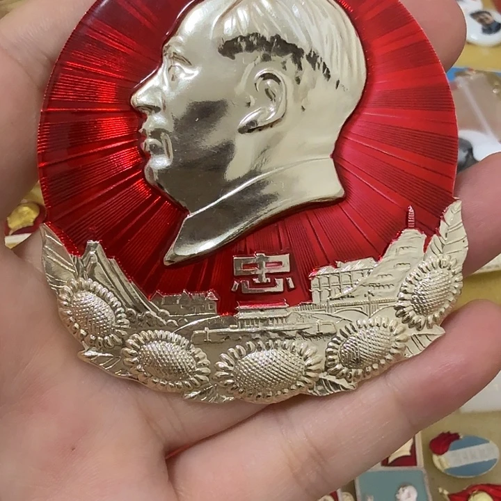 ꧁***꧂铝毛爷爷像章，万岁