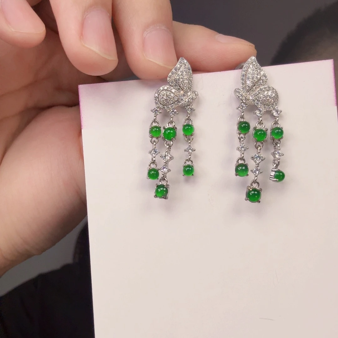 翡翠未镶嵌颈饰一对