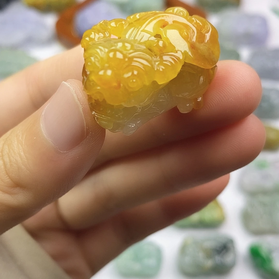翡翠未镶嵌颈饰貔貅