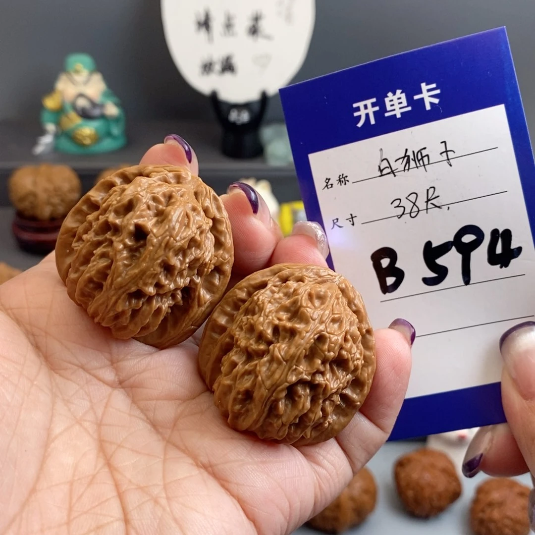 文玩核桃吊坠白狮子38