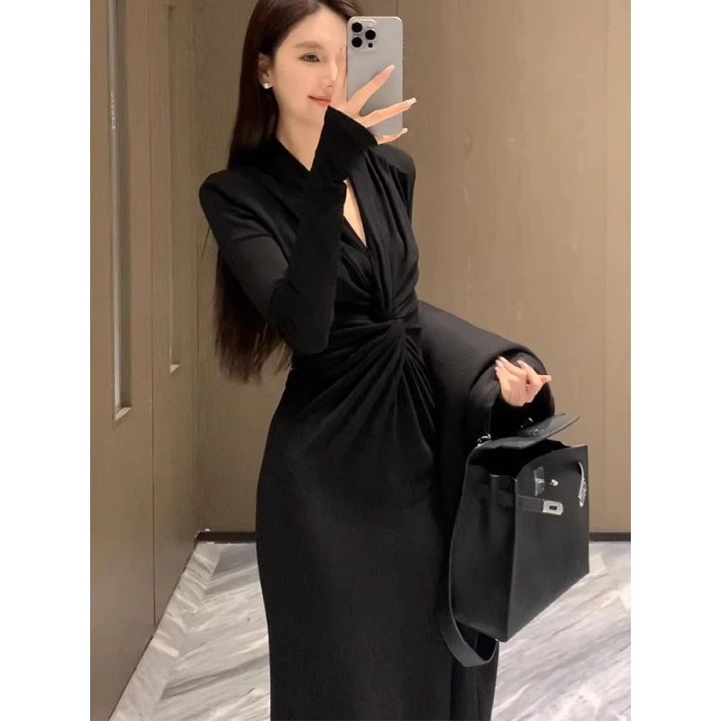 黑色设计感弧形深V时尚长裙显瘦修身高级感小众长袖连衣裙女