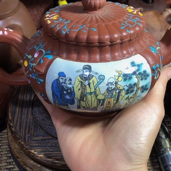 茶壶紫砂原矿泥料手工制作的一把紫砂壶。