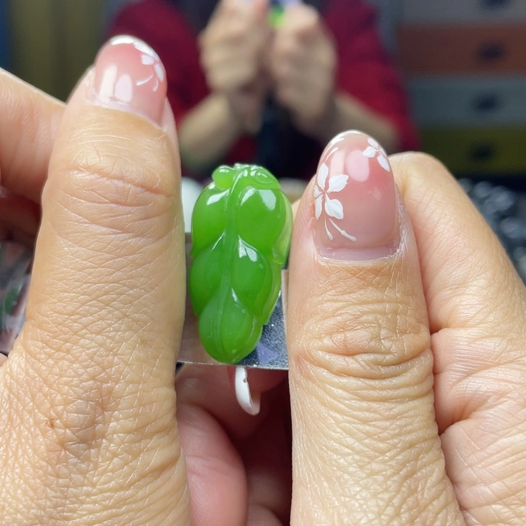 颈饰未镶嵌和田玉（碧玉）