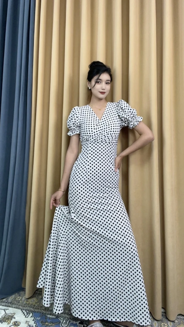 白色连衣裙碎花格子泡泡袖中收腰连衣裙长裙拼接显瘦黑白法式