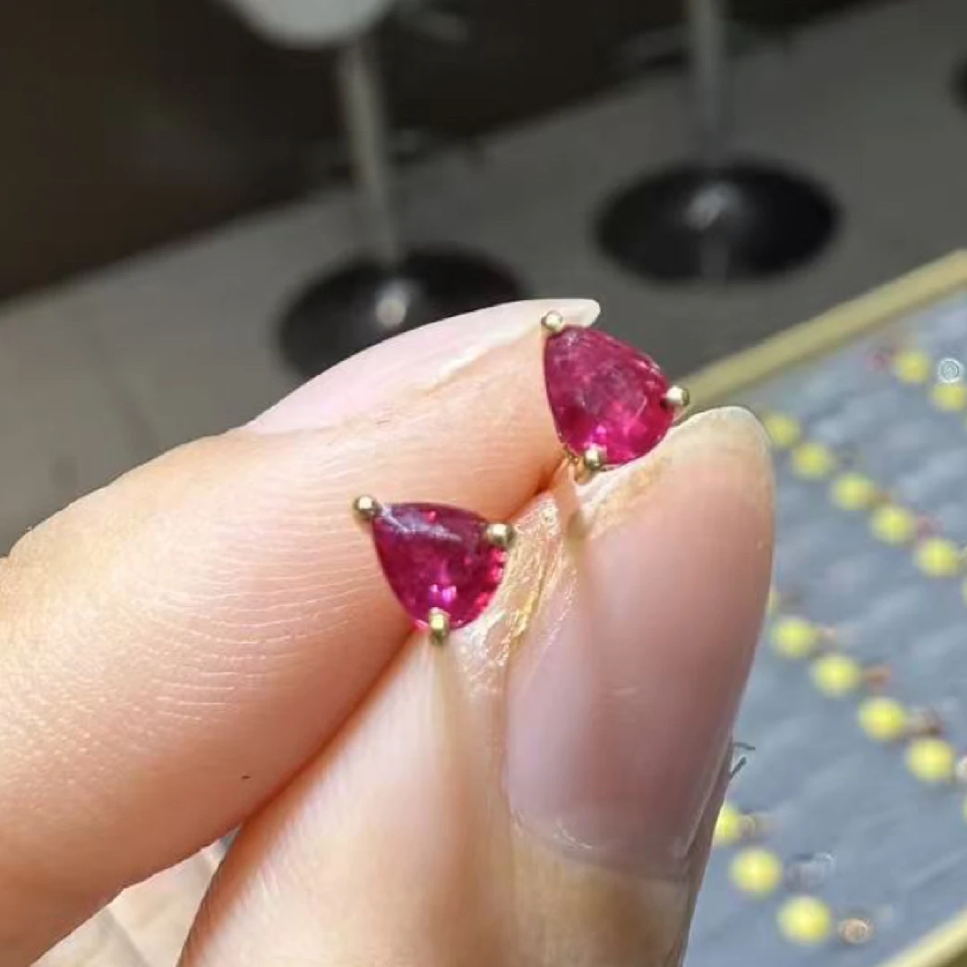 18k金小水滴款红宝石耳钉精致简约