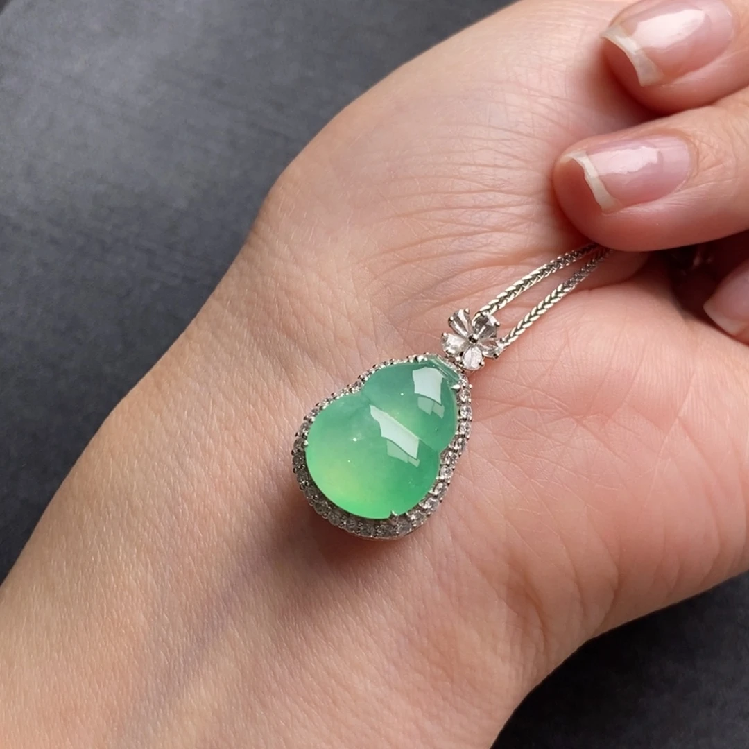 翡翠18K金镶嵌颈饰葫芦吊坠