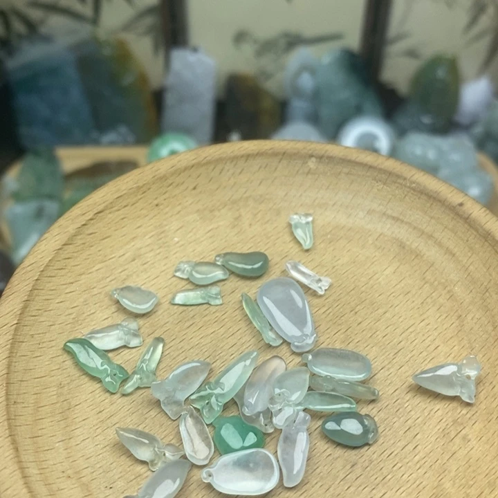 翡翠未镶嵌颈饰小配饰一个