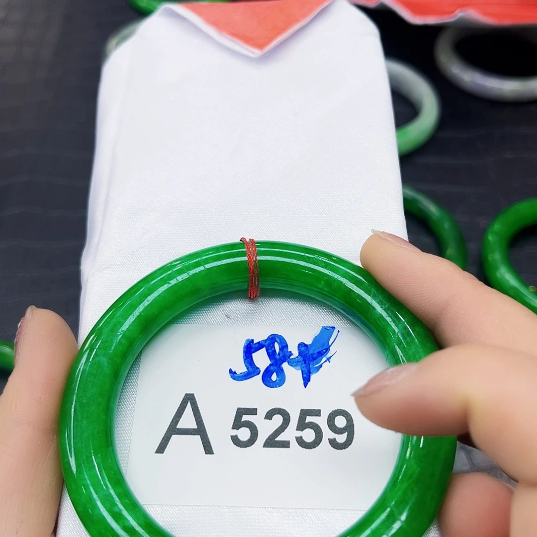 翡翠手镯未镶嵌手镯有瑕