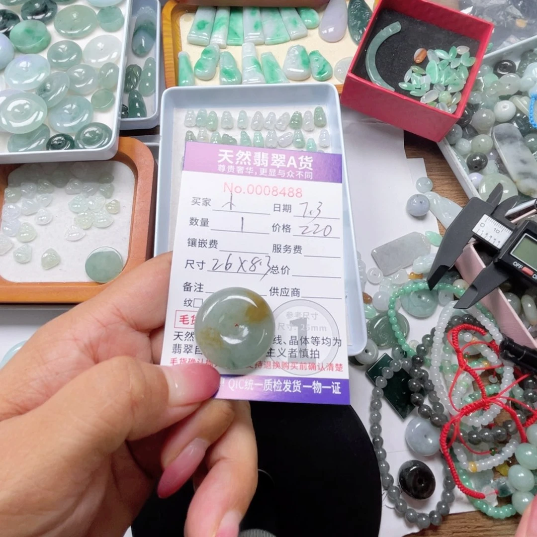 翡翠未镶嵌颈饰小***?