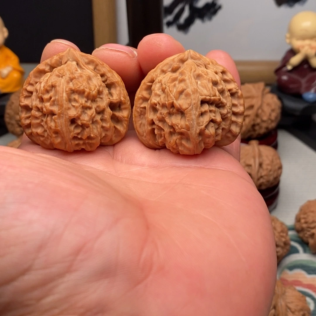 文玩核桃把件40尺三角白狮子