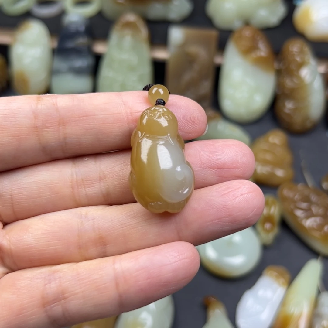 颈饰未镶嵌和田玉（糖玉）