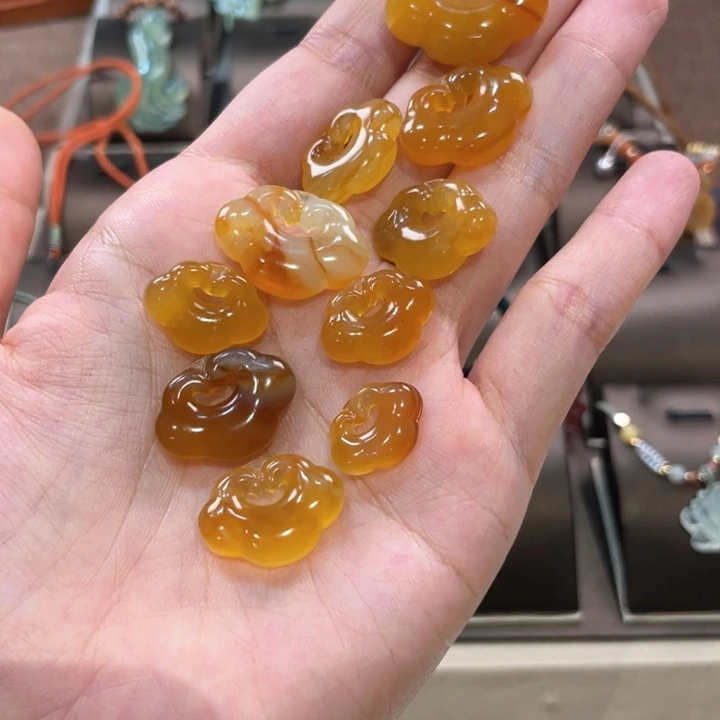 蛇纹石玉颈饰未镶嵌开****?