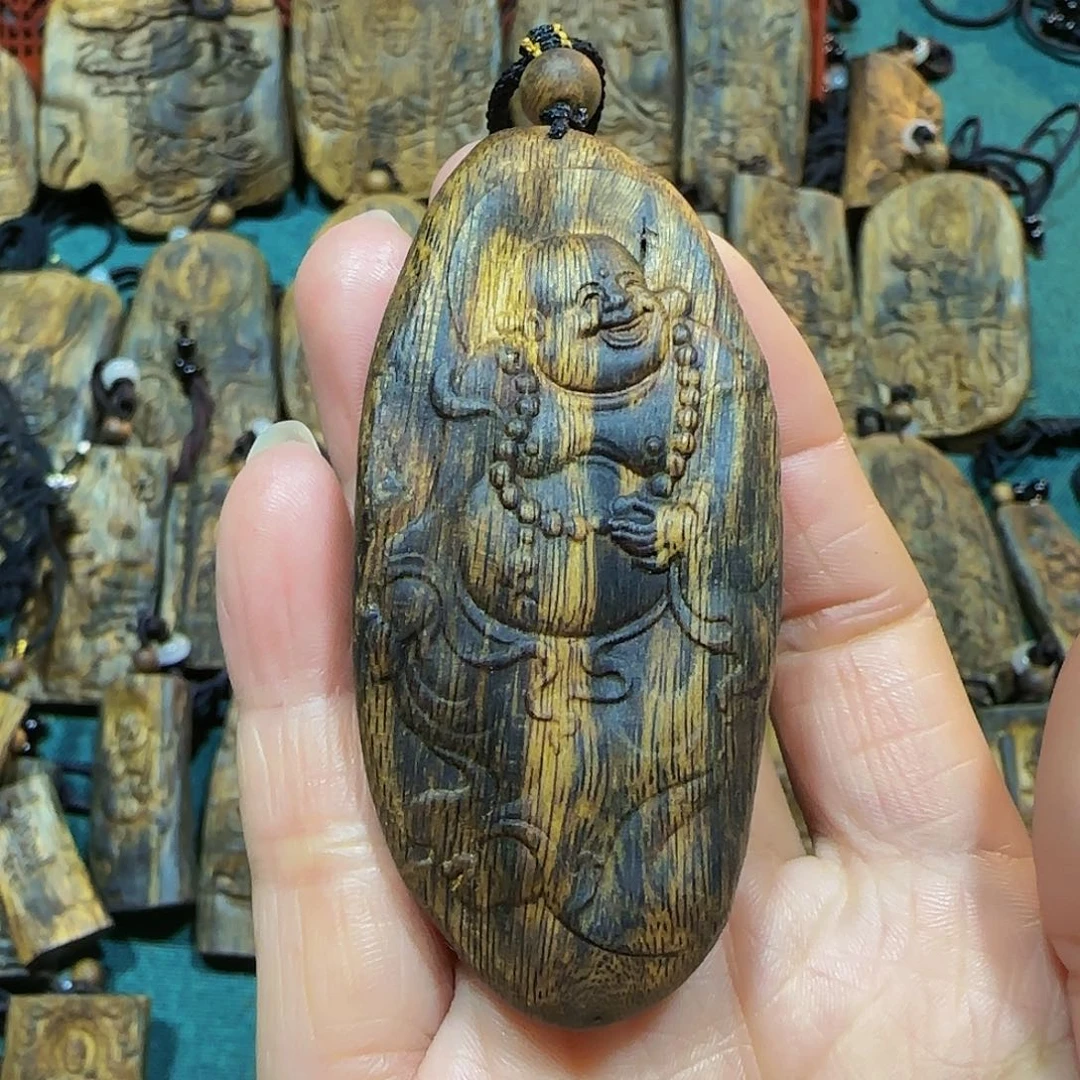 沉香吊坠海南白奇乌身老料雕刻佛公带绳16.7克