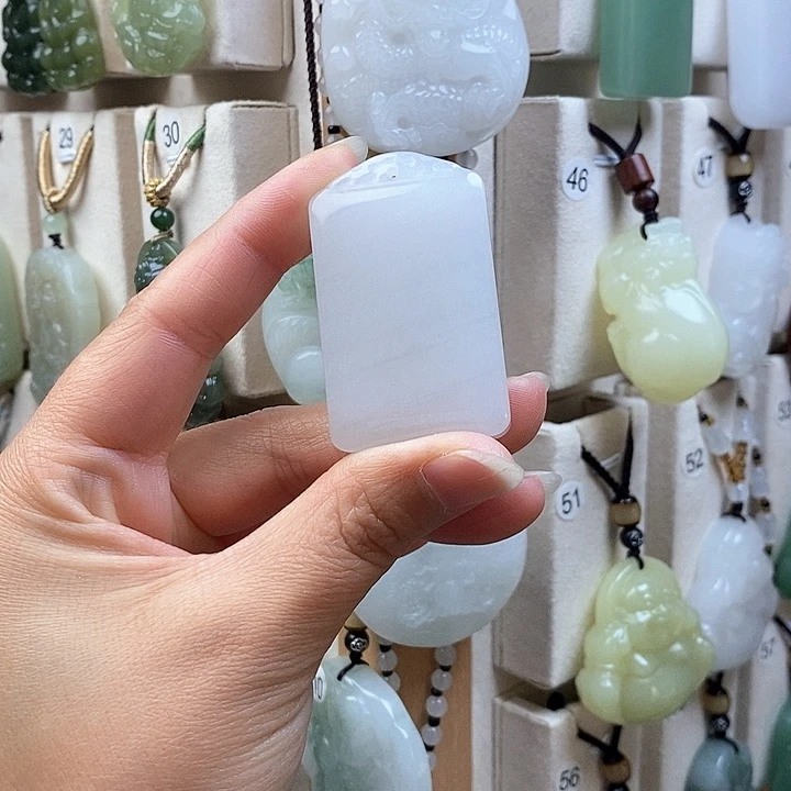 颈饰未镶嵌石英质玉（金丝玉）