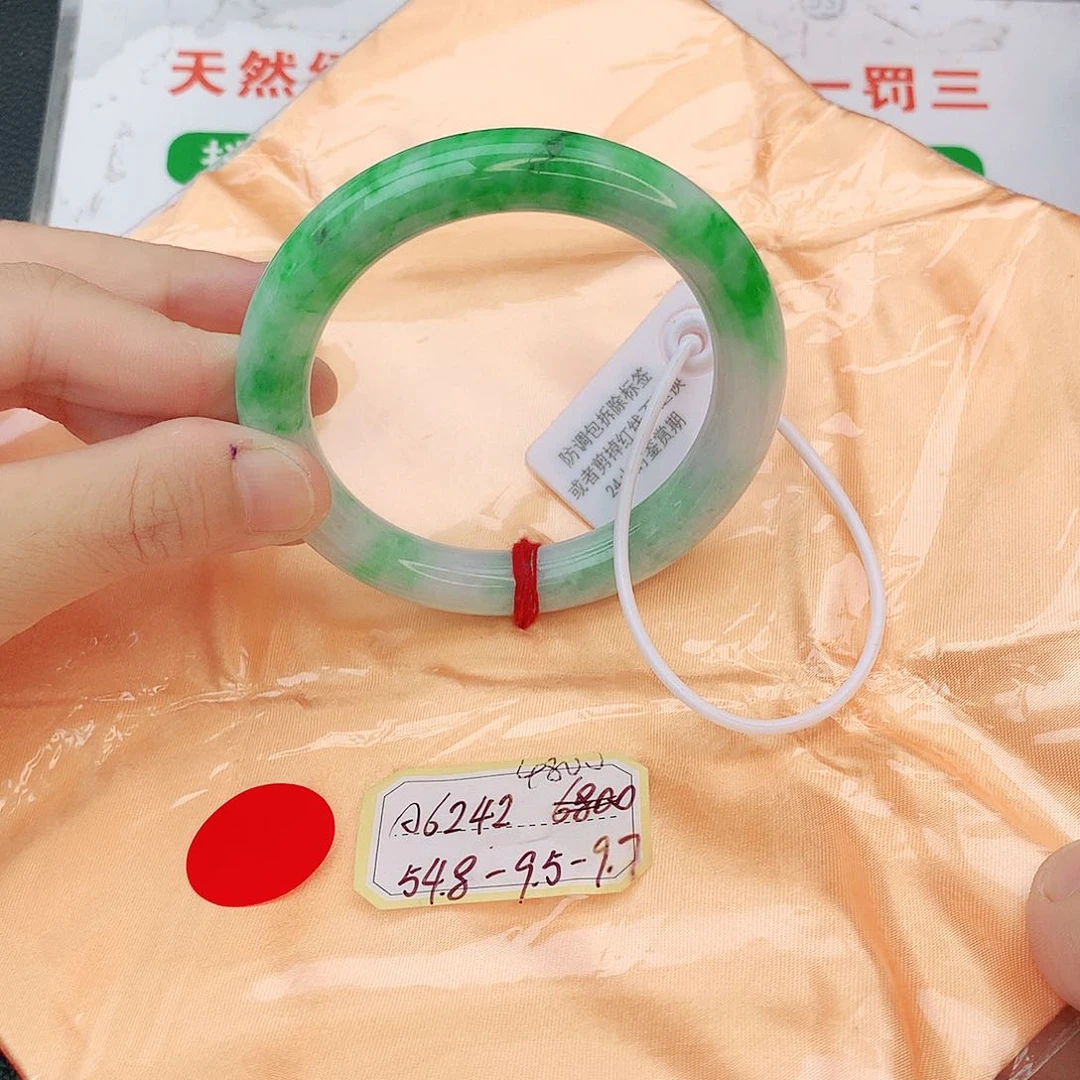 翡翠手镯未镶嵌翡翠