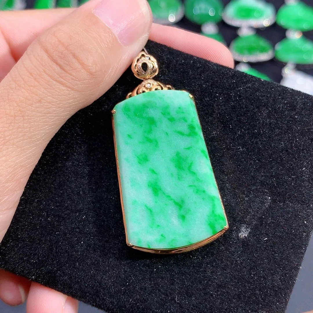 翡翠18K金镶嵌吊坠(赠链)
