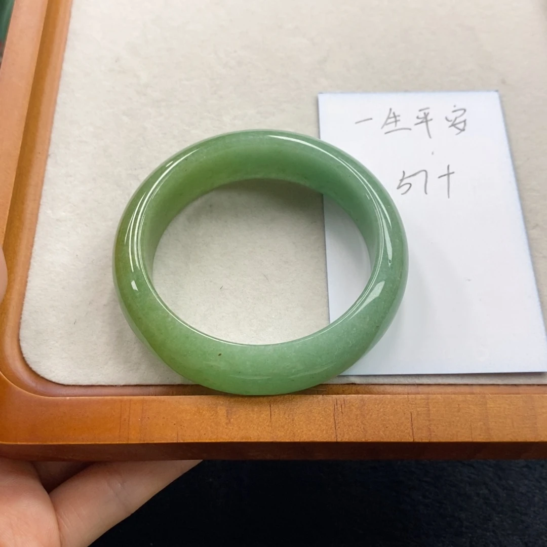 石英质玉手镯未镶嵌一***?