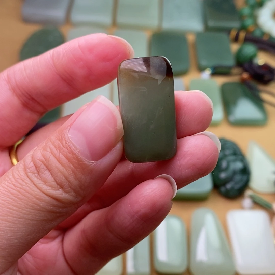 和田玉颈饰未镶嵌微瑕包容有结构棉