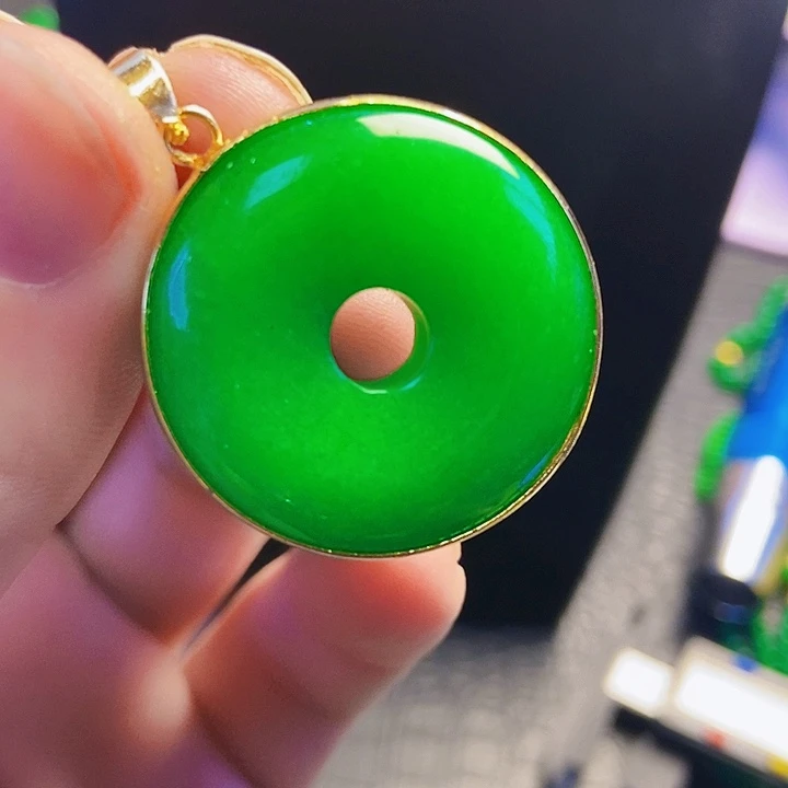 翡翠18K金镶嵌颈饰