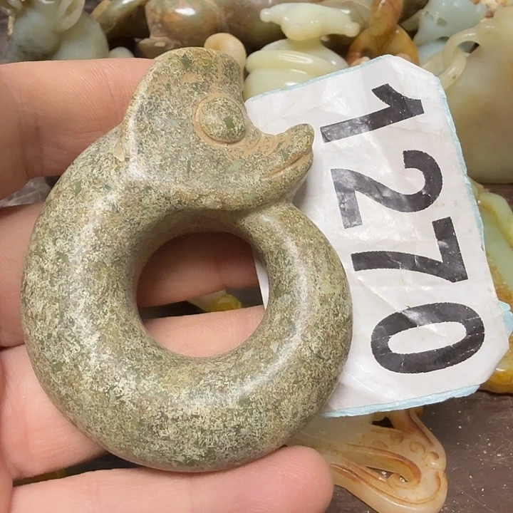 透闪石-蛇纹石玉未镶嵌颈饰