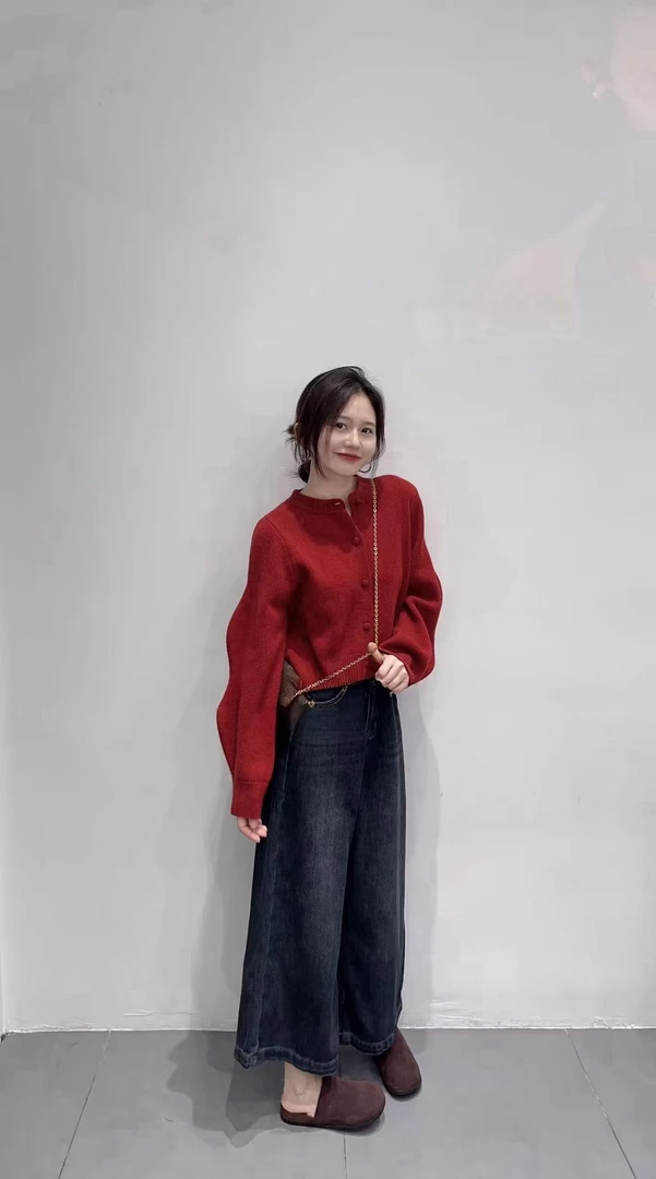 2025秋冬新款韩兮极简风休闲风时尚红色针织开衫高腰阔腿牛仔裤