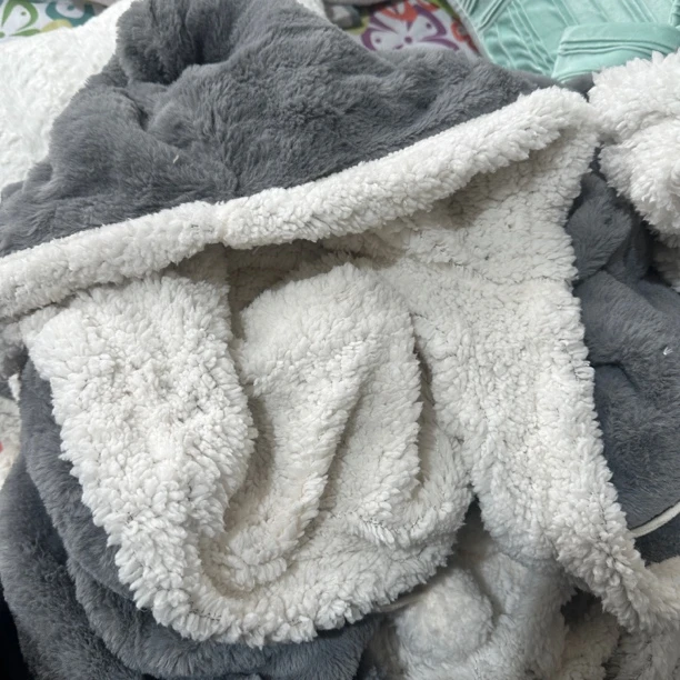 《辉岳》约110x170连帽灰色电视毯 发一个微瑕