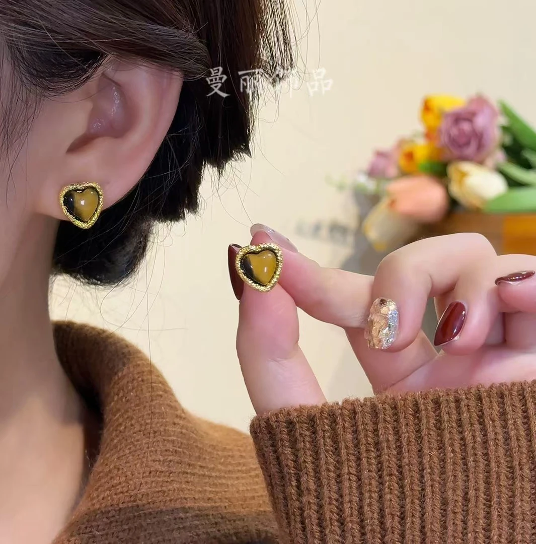 铜合金耳饰 2025秋冬独特氛围感虎眼石爱心耳钉