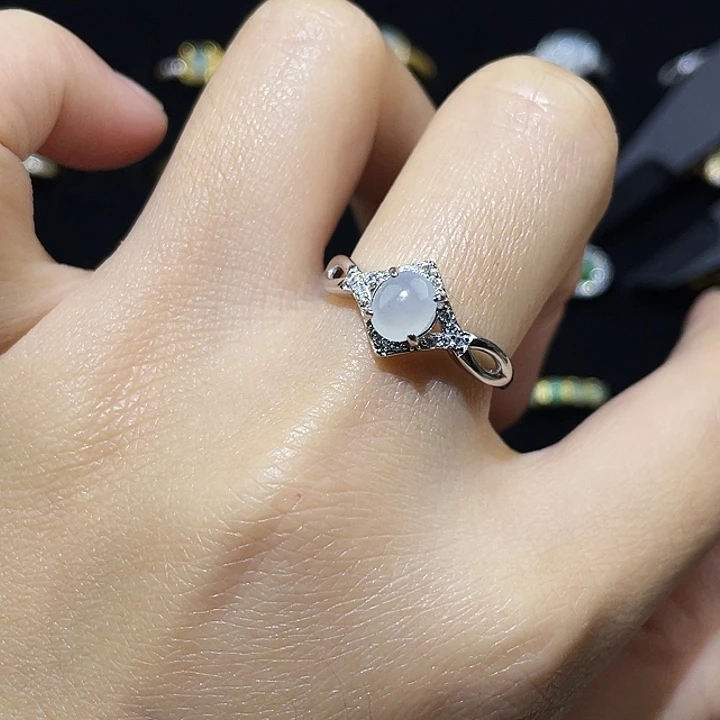 翡翠未镶嵌颈饰戒指