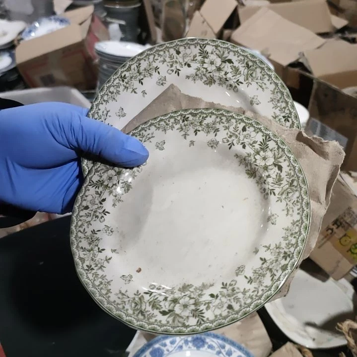 摆件盘子碗茶壶啥都有