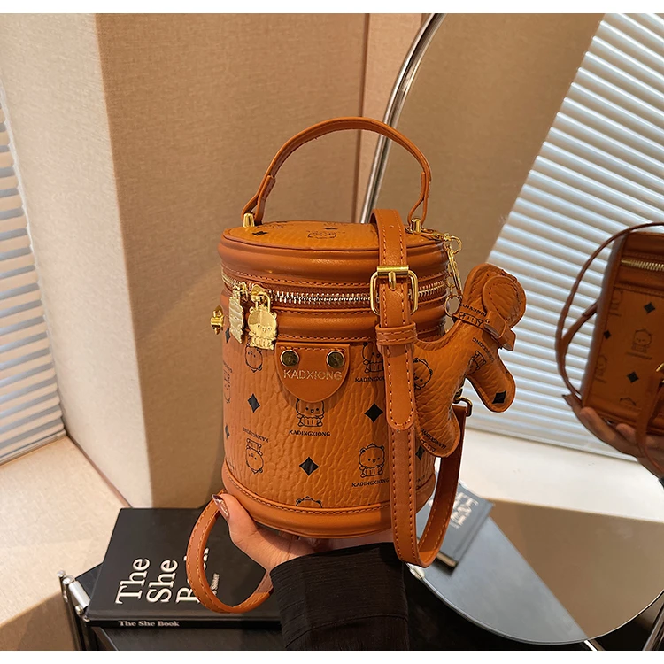 【小熊发财桶】通勤水桶包女新款复古手提圆筒包休闲单肩斜跨包